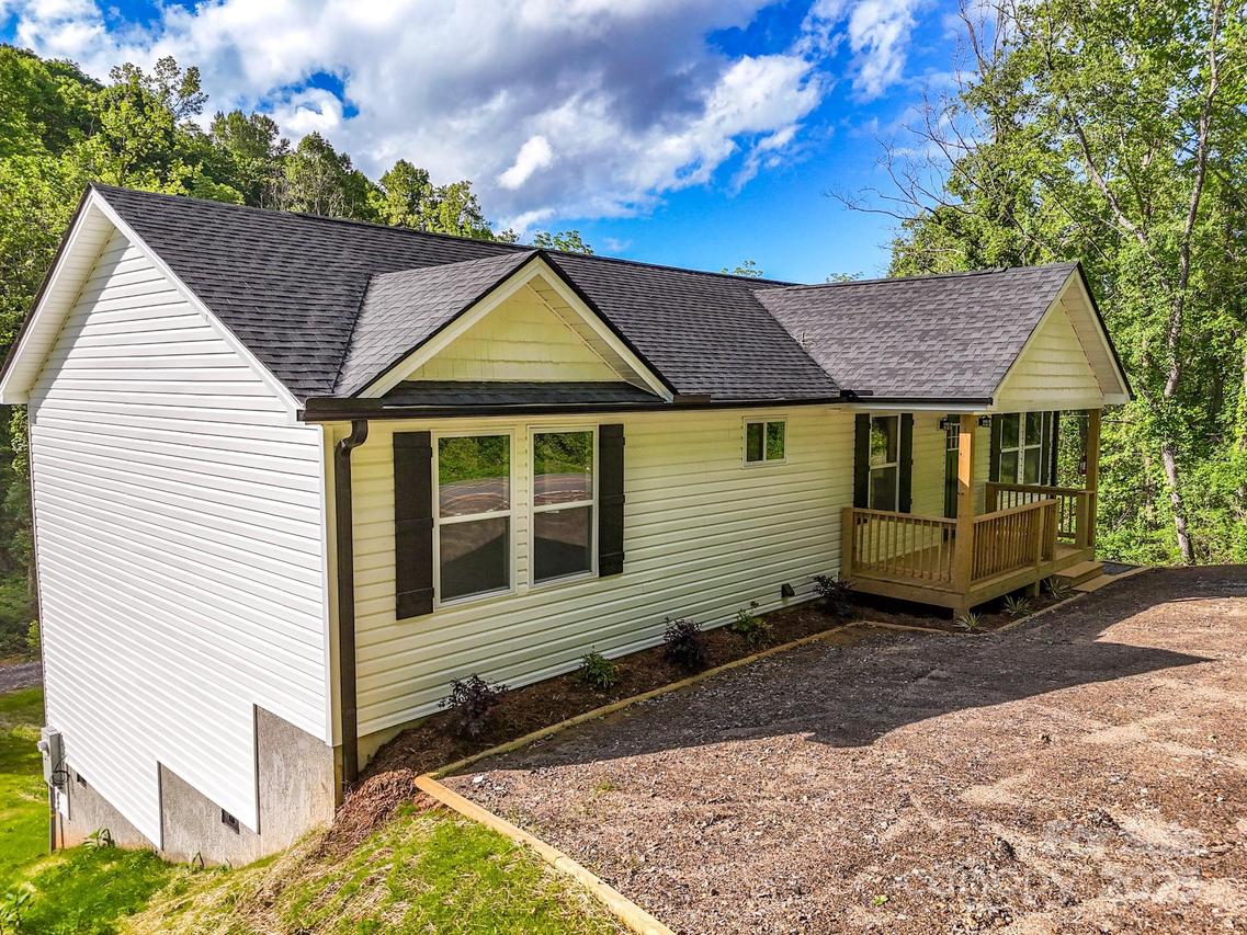 16 Meadows Town Rd., Leicester, NC 28748