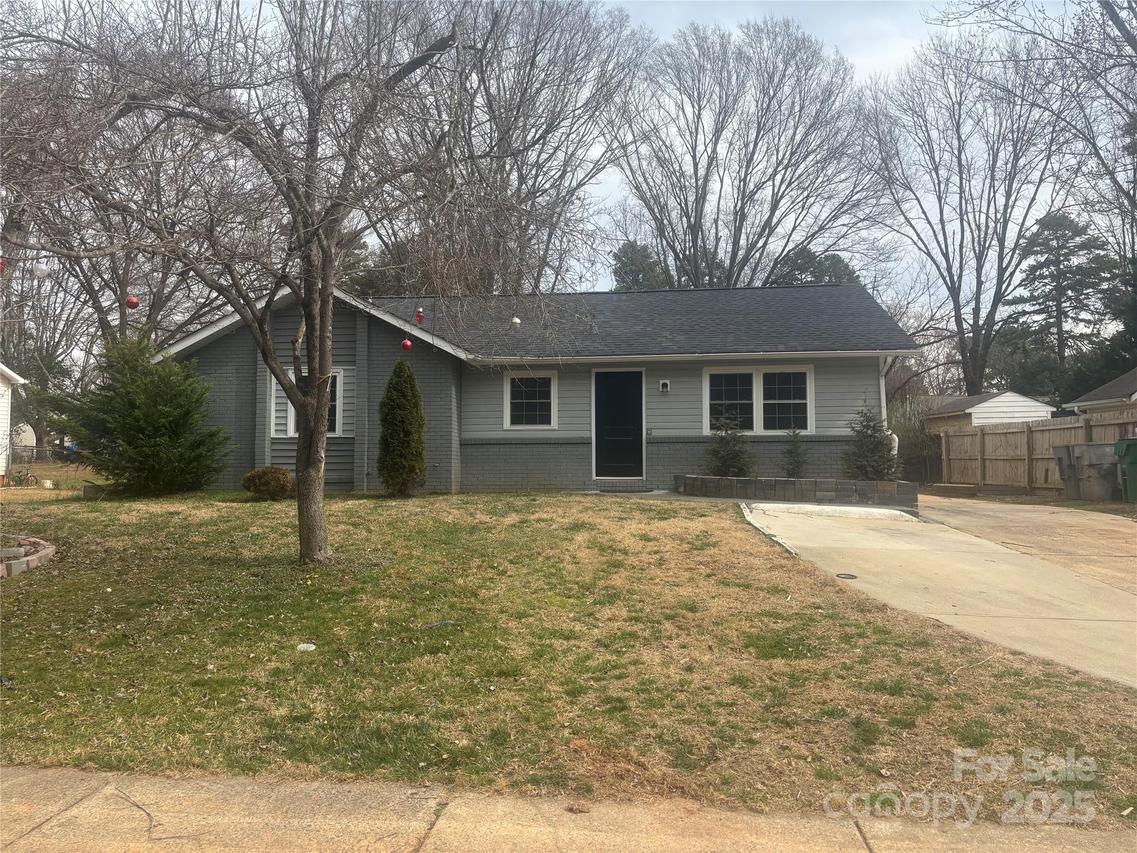 4825 Farm Pond Ln., Charlotte, NC 28212