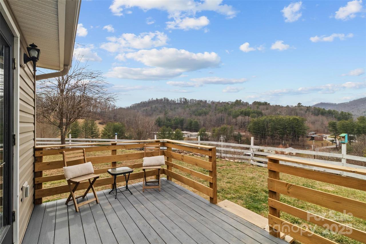 83 Roland St., Burnsville, NC 28714