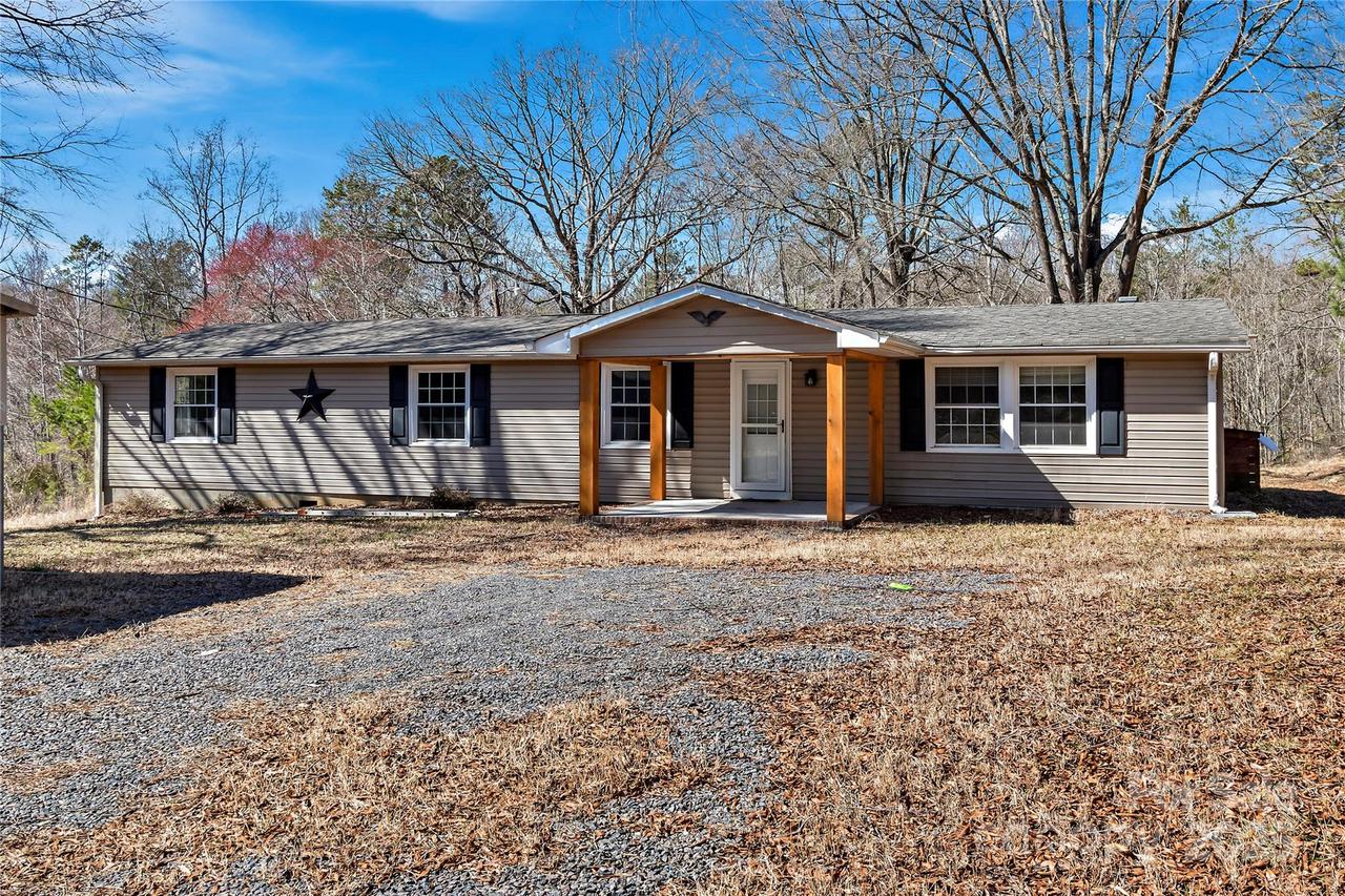 2729 Hampton Ln., East Bend, NC 27018