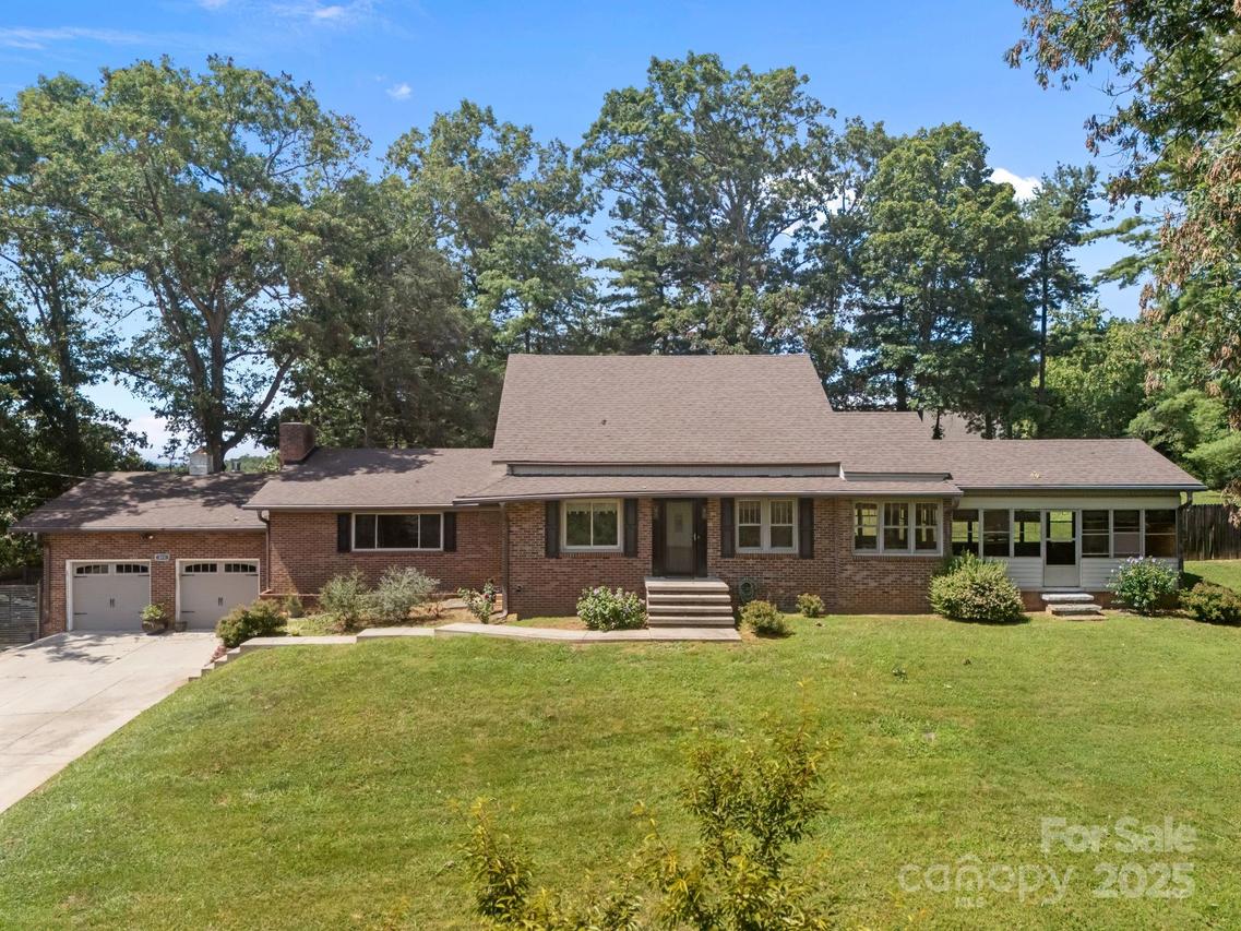 213 Monticello Rd., Weaverville, NC 28787