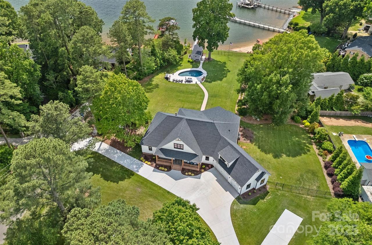 106 Beachview Dr., Mooresville, NC 28117