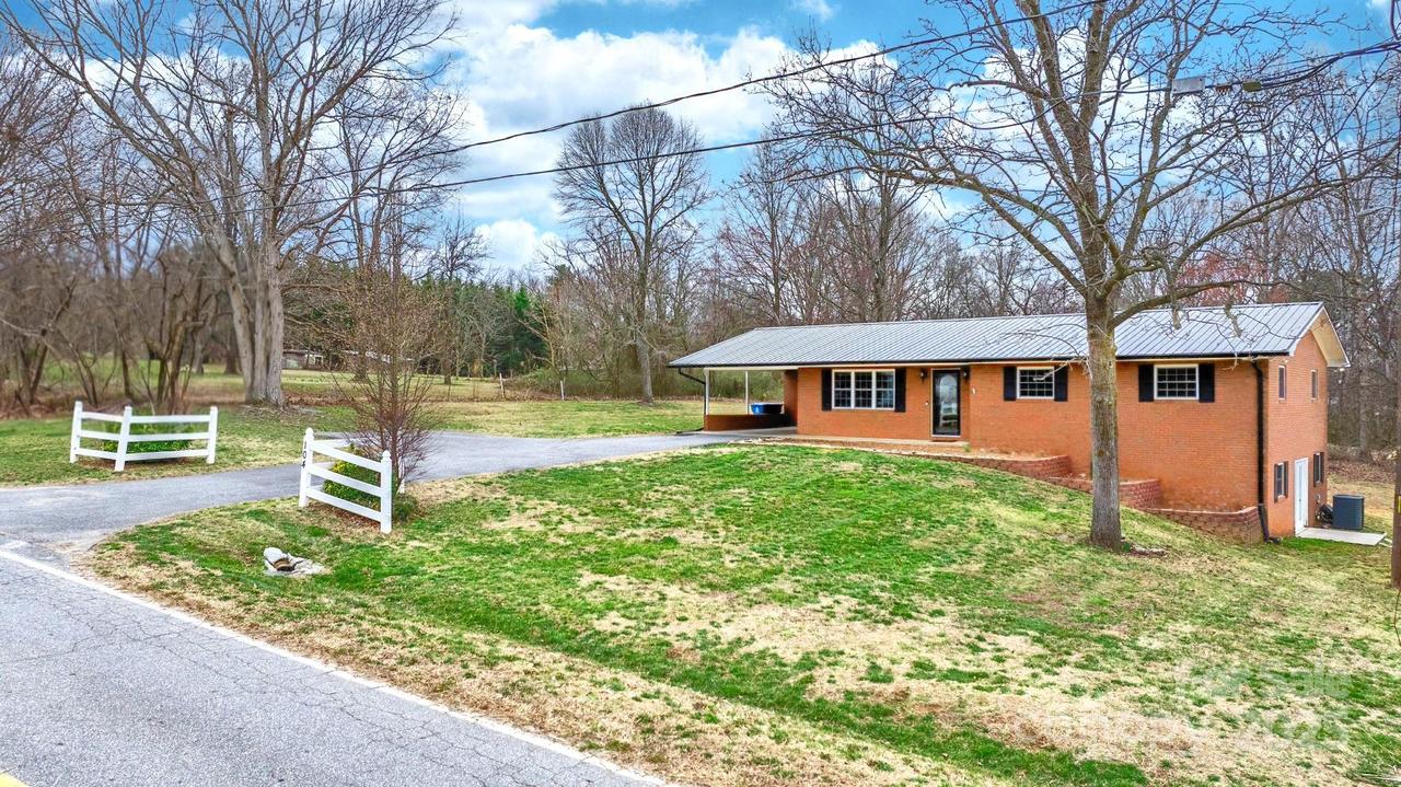 104 Pop Davis Rd., Taylorsville, NC 28681