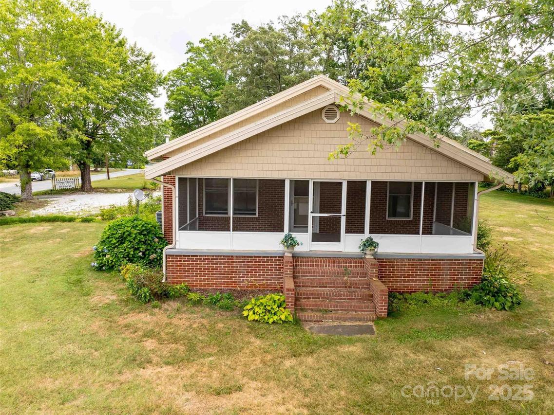 103 E King St., East Flat Rock, NC 28726
