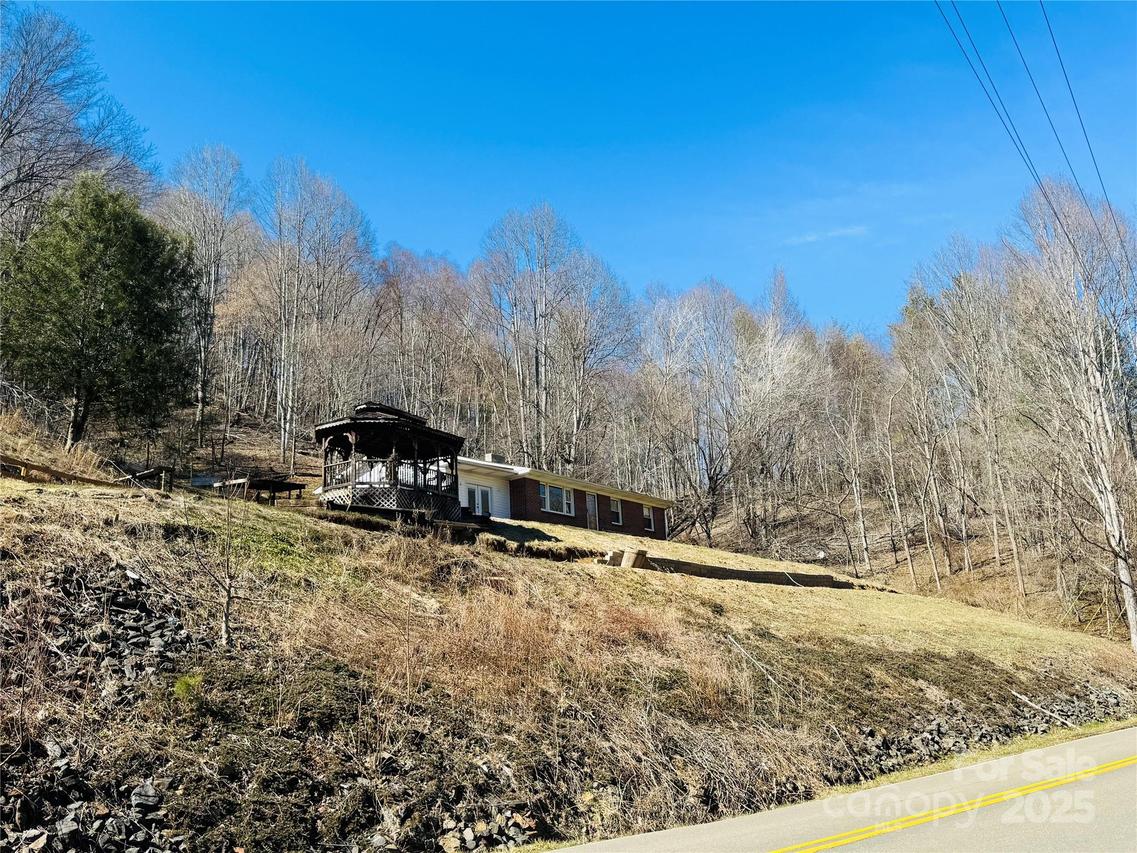 541 Big Horse Creek Rd., Lansing, NC 28643