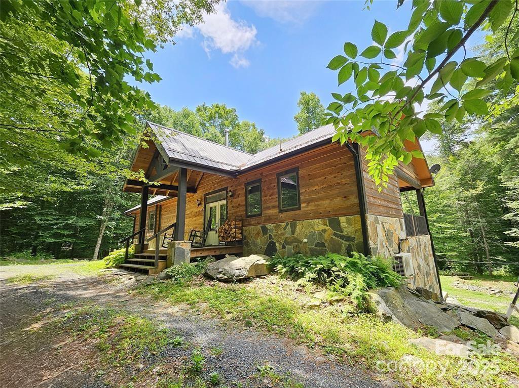 37 Green Briar Ln., Green Mountain, NC 28740