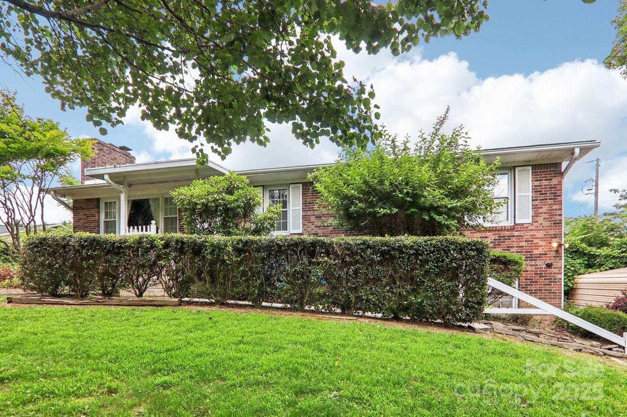 403 Crest Rd., East Flat Rock, NC 28726
