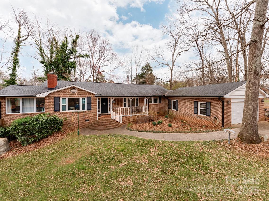 9524 Fairlane Dr., Charlotte, NC 28214
