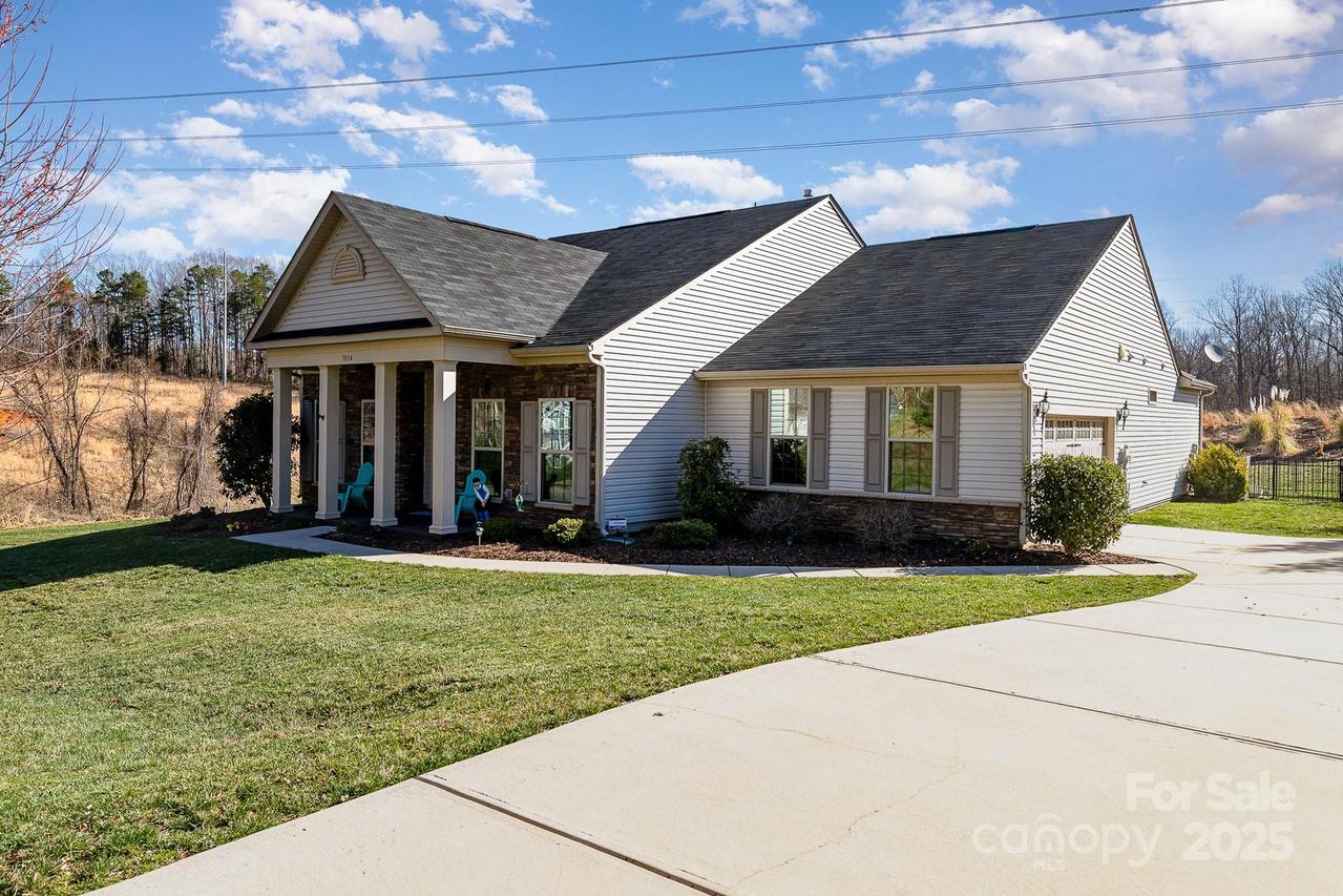 7034 Pin Oaks Dr., Denver, NC 28037