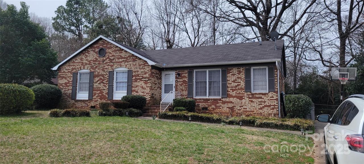 425 Whitethorn Dr., Gastonia, NC 28054