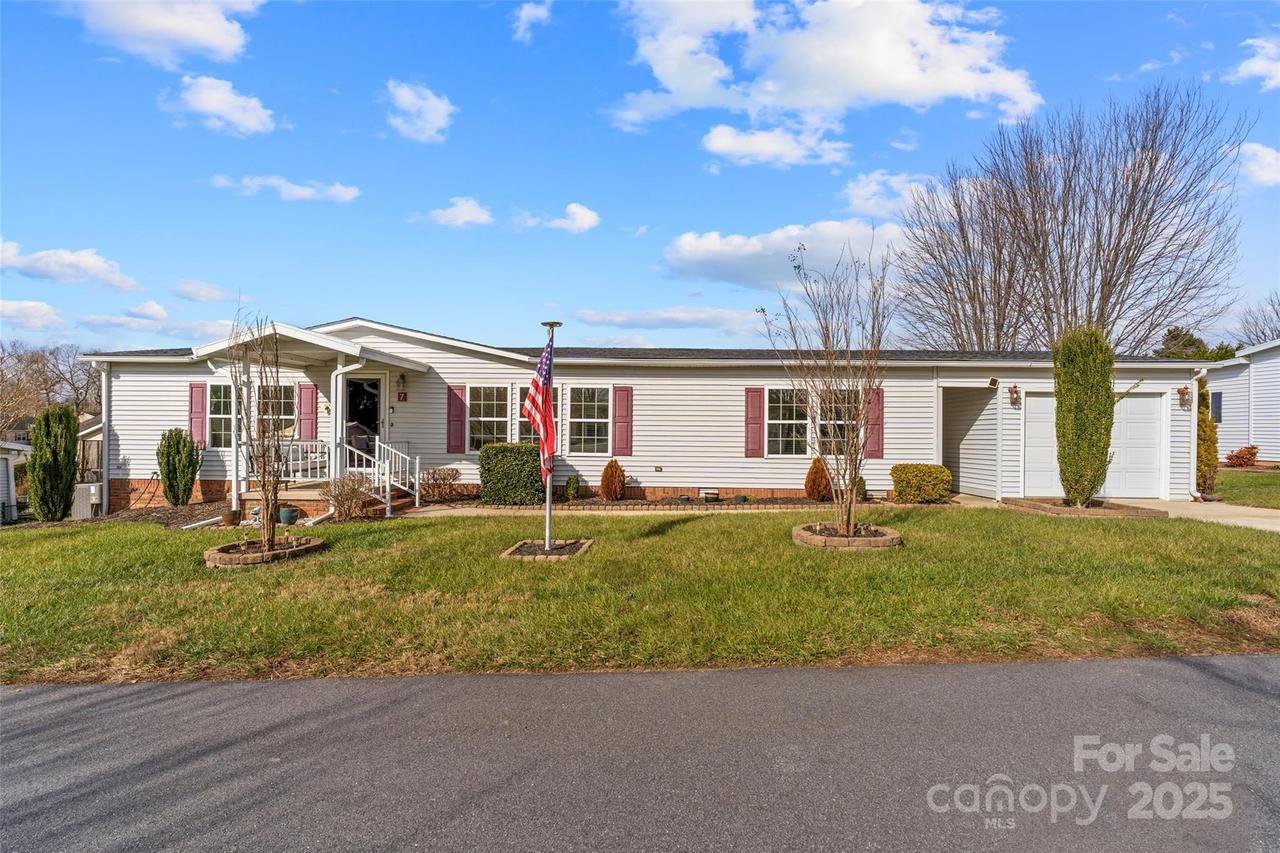 7 N Marjorie Ln., Hendersonville, NC 28792