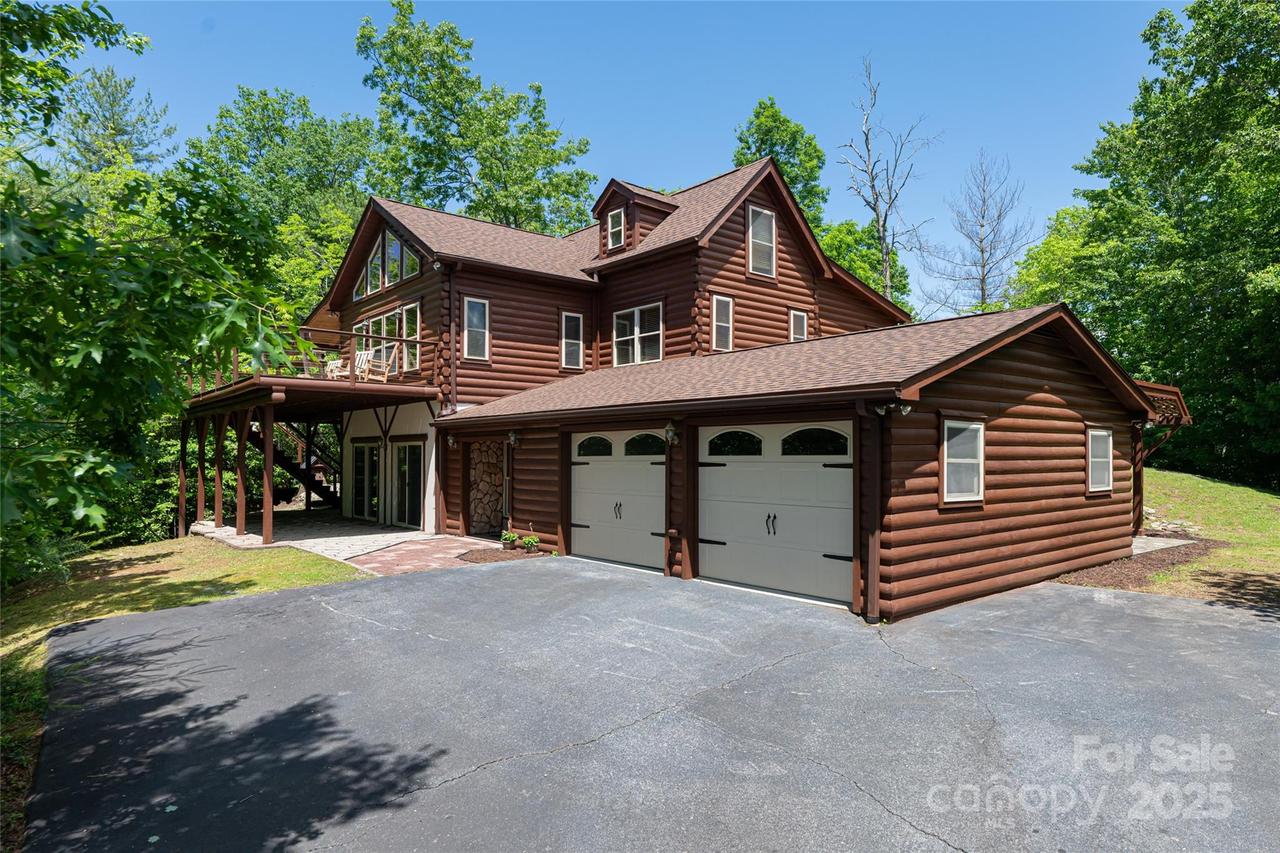 2117 Deep Woods Dr., Hendersonville, NC 28739