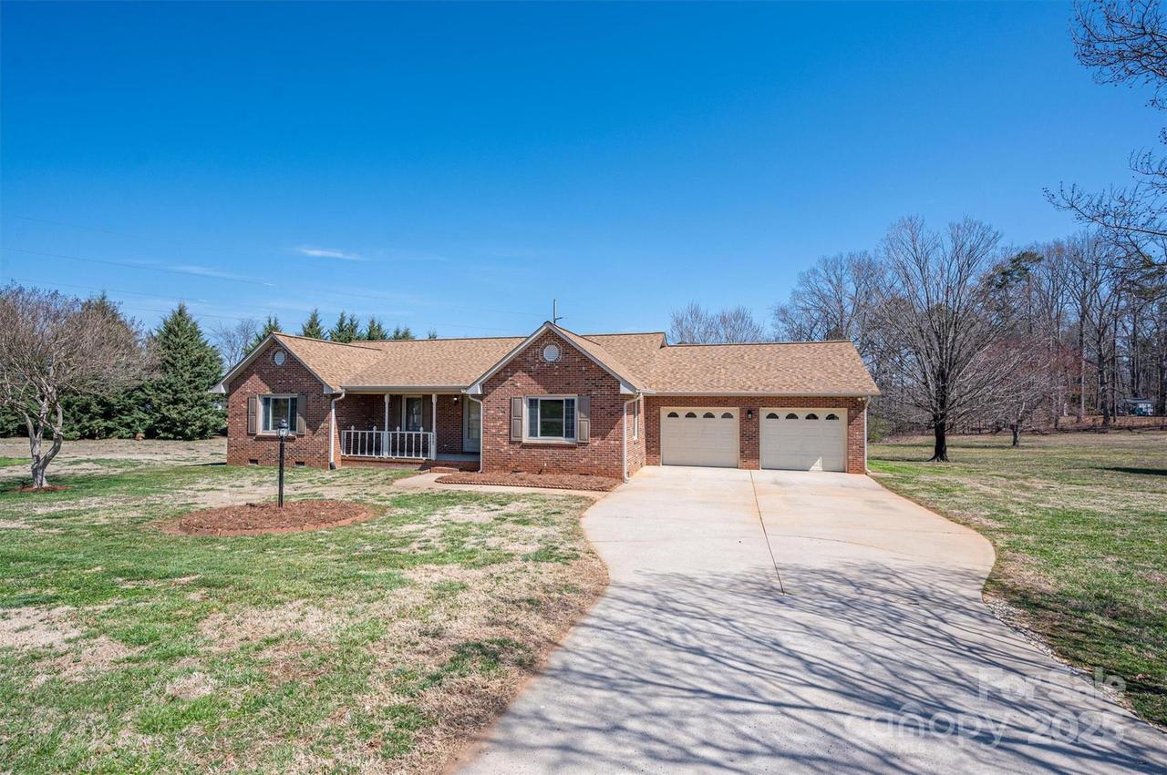 1922 Dogwood Flower Ln., Lincolnton, NC 28092