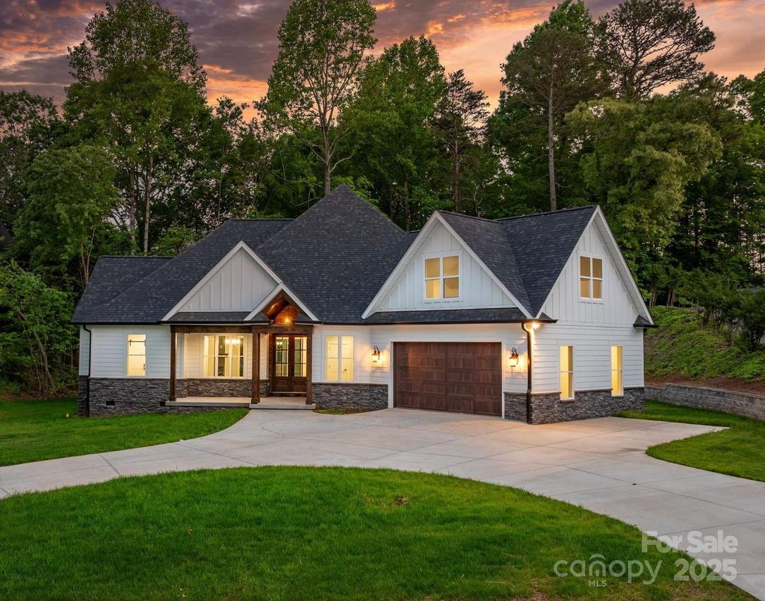 3732 Whitney Dr., Hickory, NC 28601