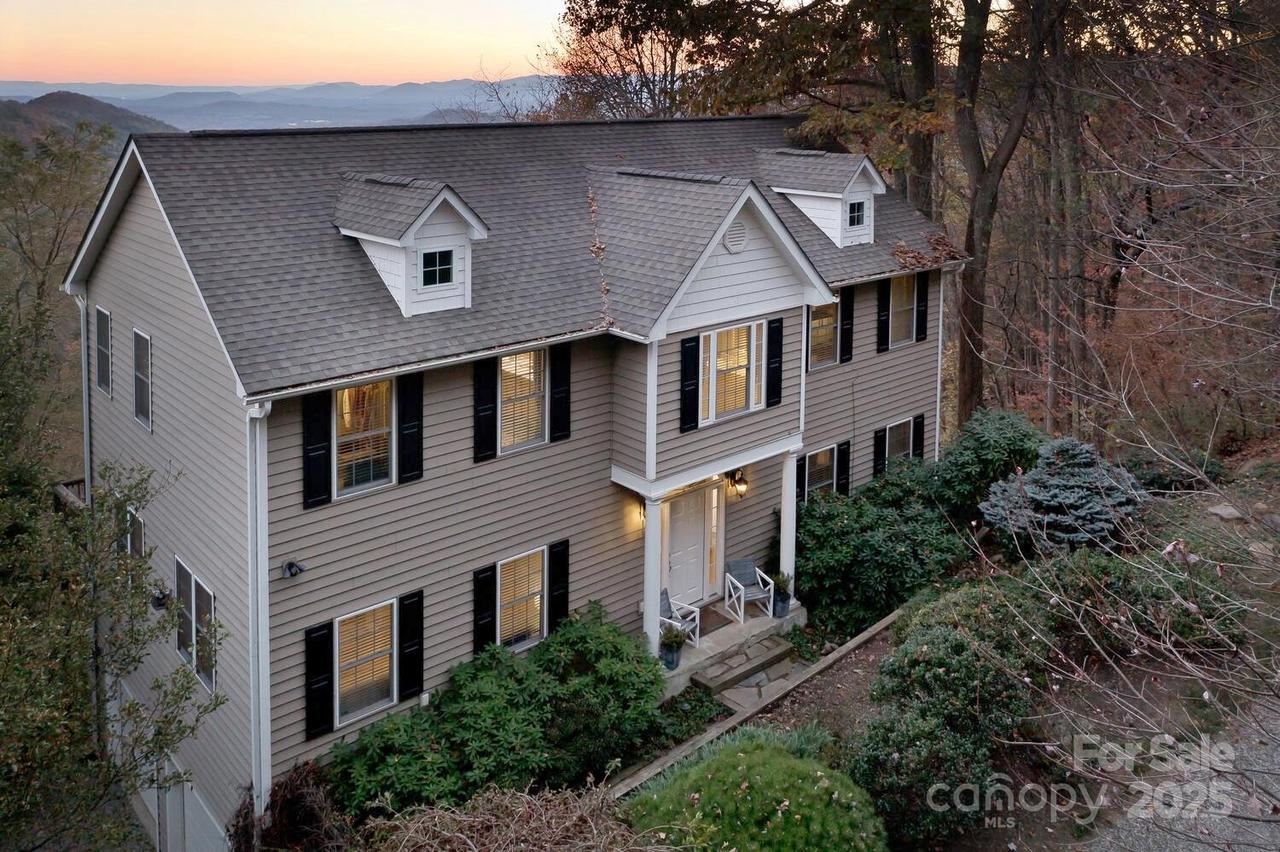 909 Town Mountain Rd., Asheville, NC 28804