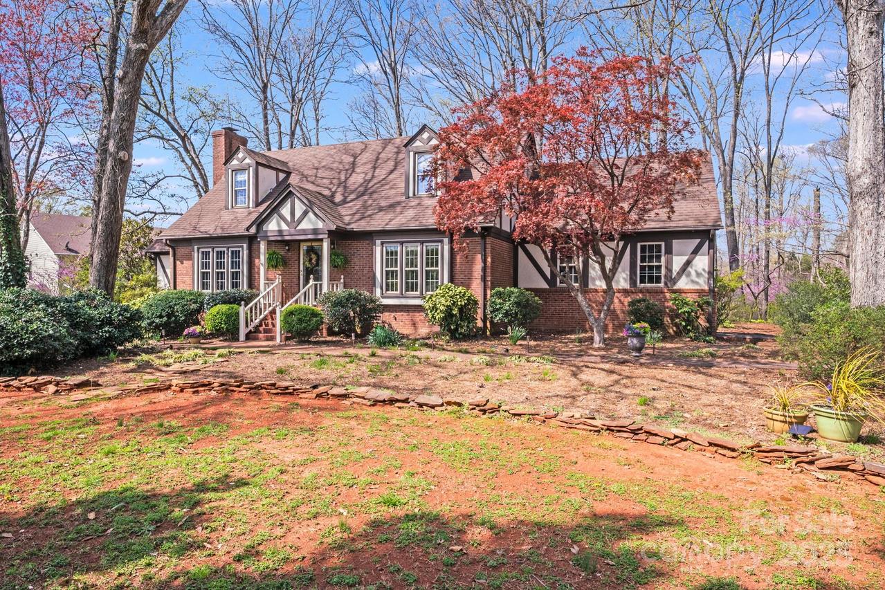 2324 Chestnut Ln., Matthews, NC 28104