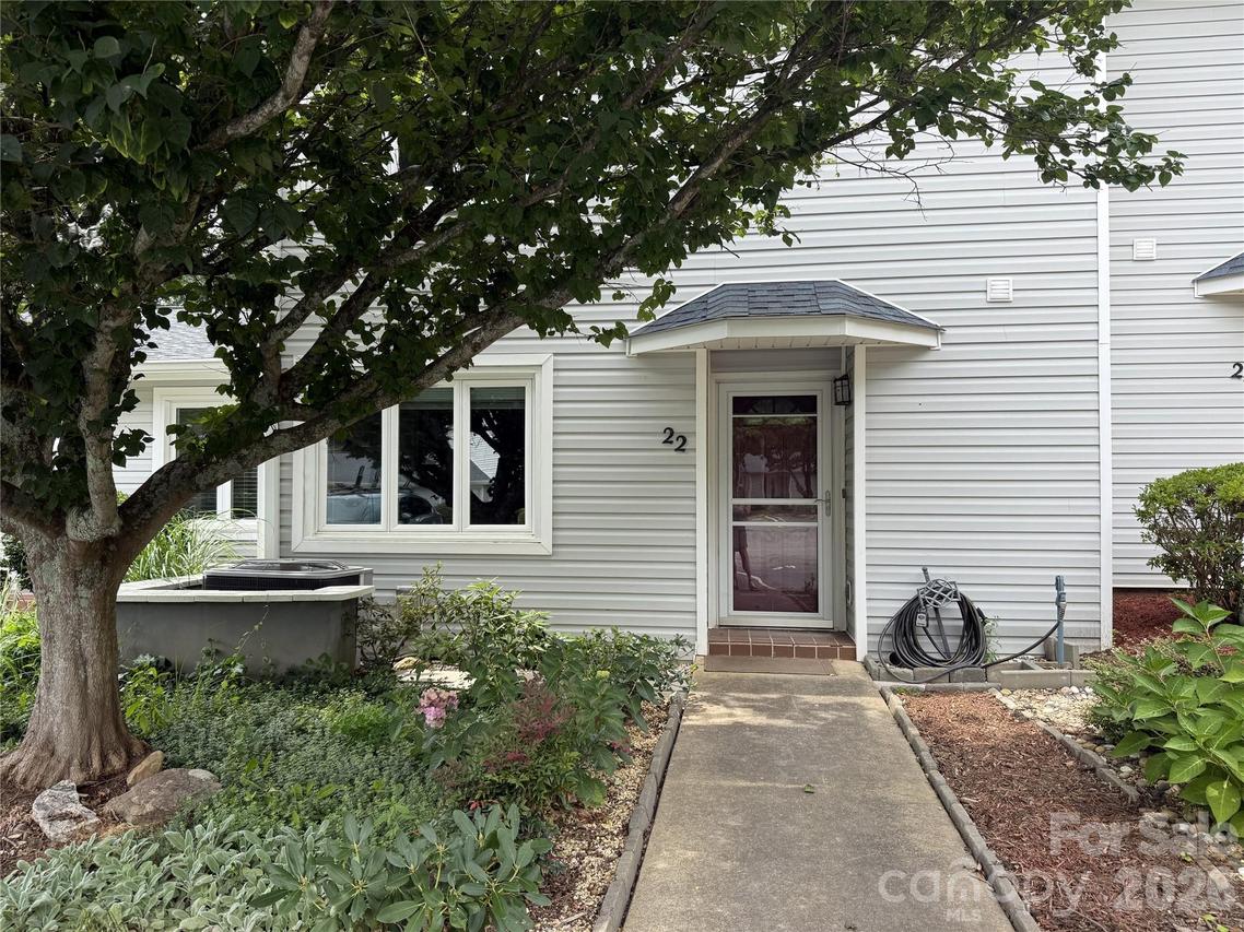 22 Hollybrook Dr., Asheville, NC 28803