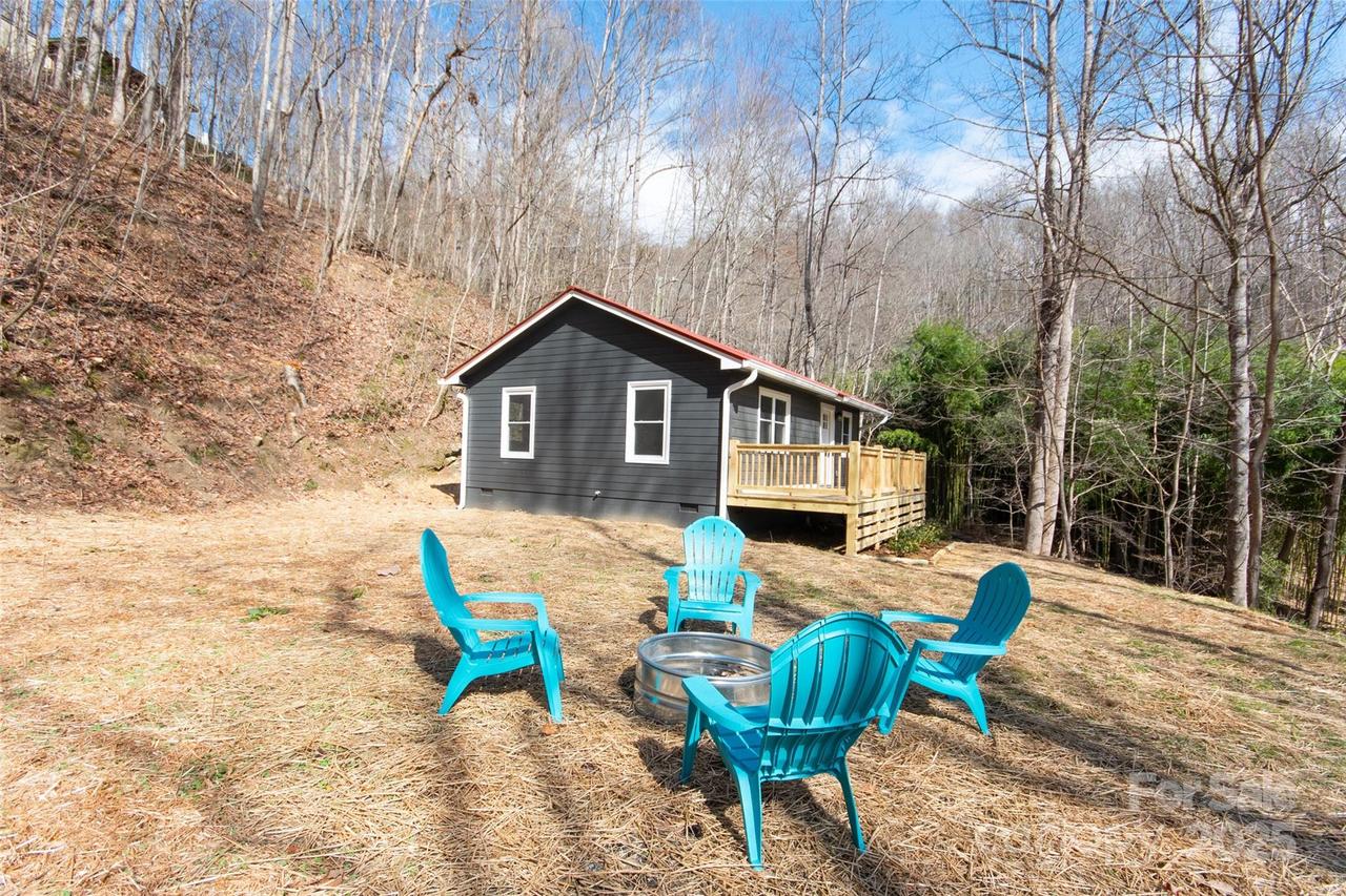87 Paint Bucket Dr., Whittier, NC 28789