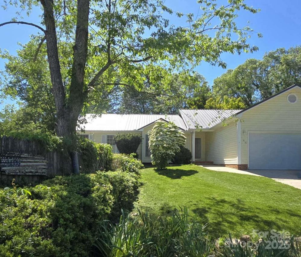 15 Primrose Ln., Asheville, NC 28805