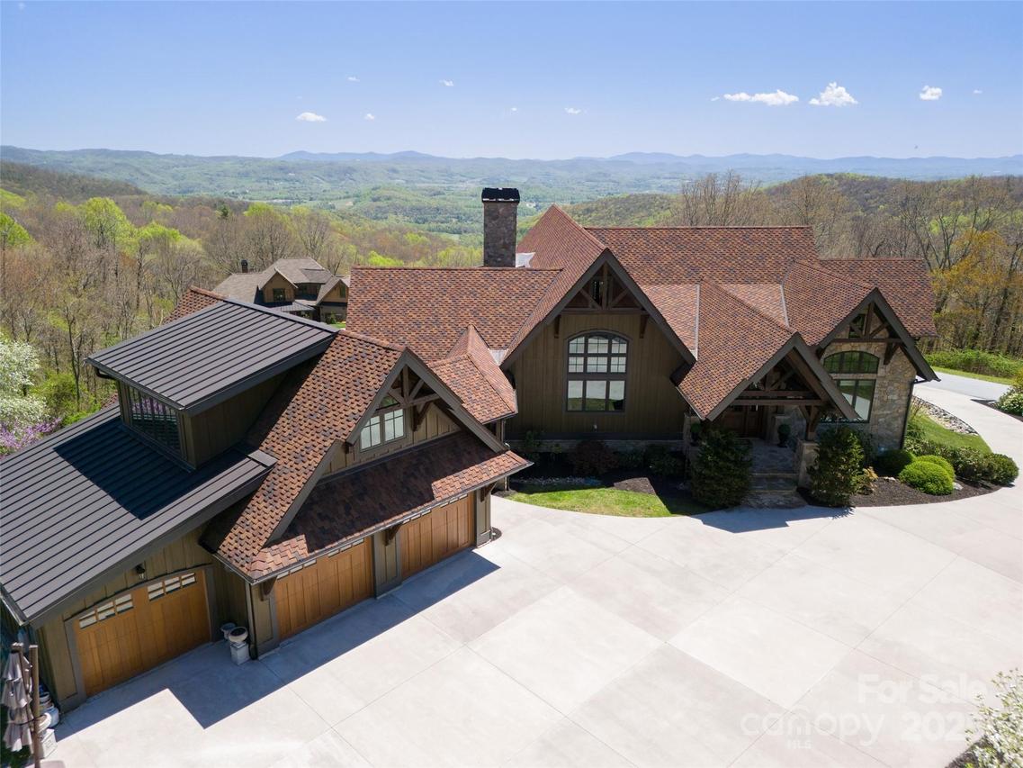 306 Dancing Bear Dr., Hendersonville, NC 28792