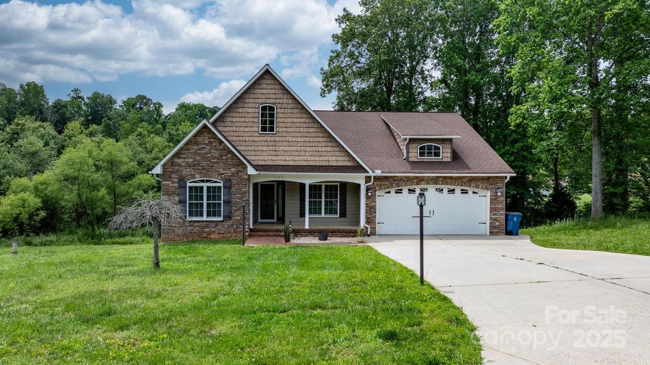 1263 Waterford Dr., Hickory, NC 28602