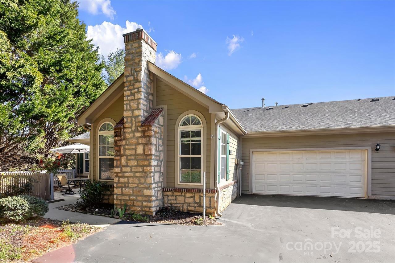 17 Outlook Cir., Swannanoa, NC 28778