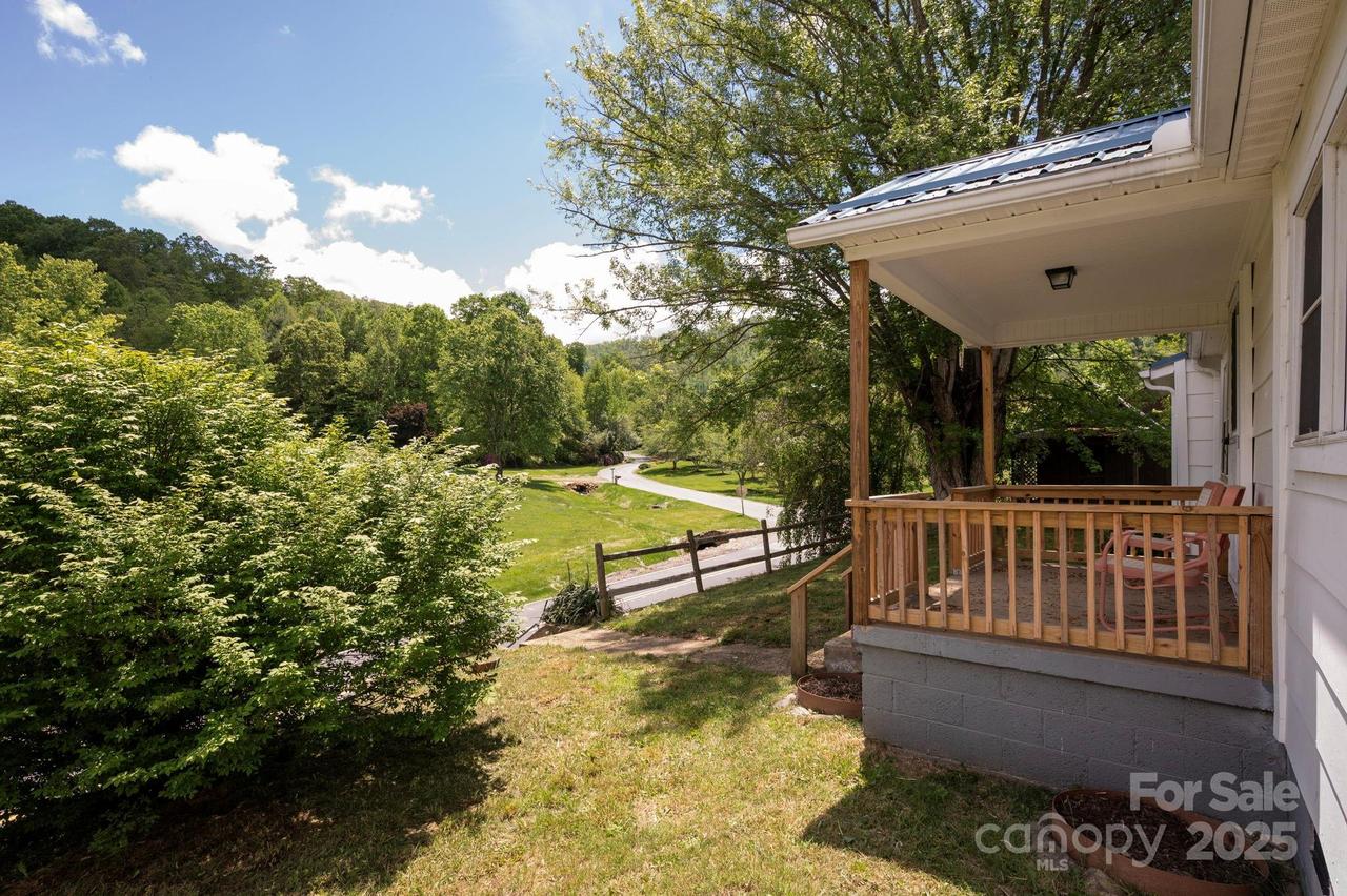 1022 Phipps Creek Rd., Burnsville, NC 28714