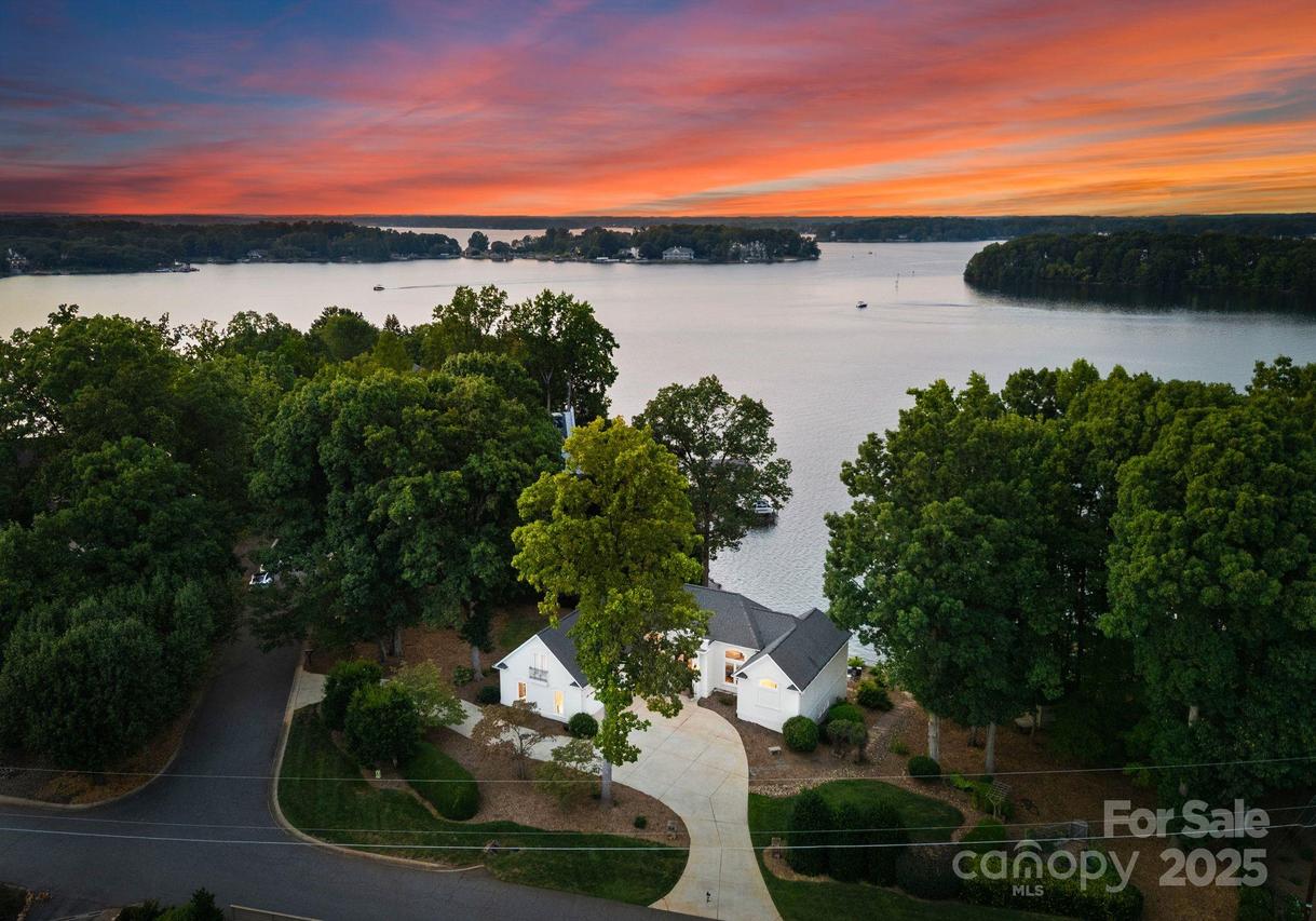 102 Stone Point Ct., Mooresville, NC 28117