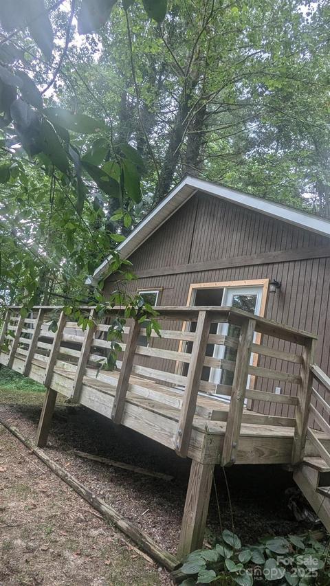 521 Lake Falls Rd., Hendersonville, NC 28739