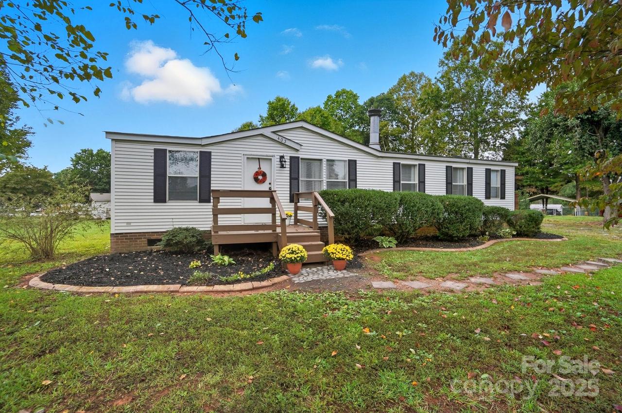405 Briarwood Ct., Mount Holly, NC 28120