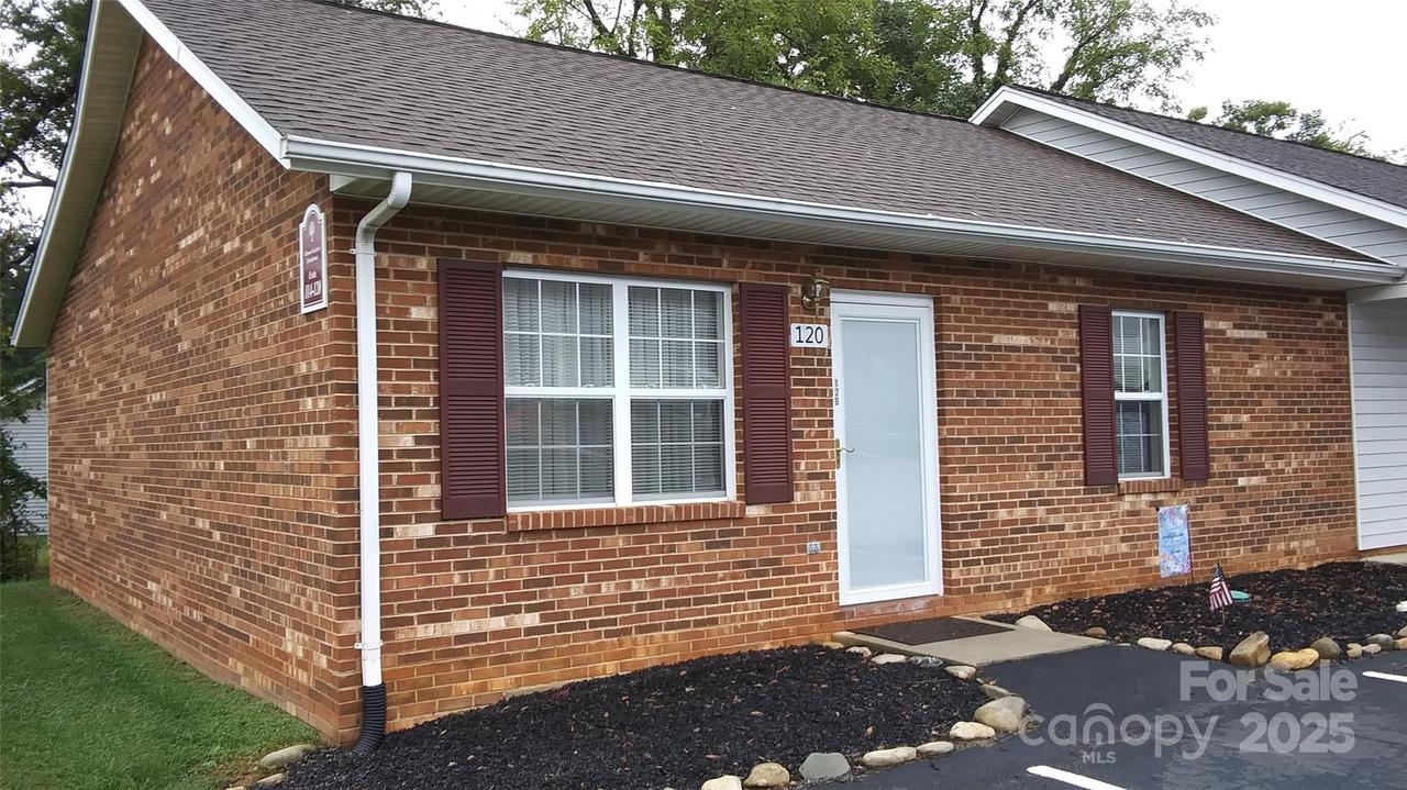 120 NW 24th Street St. #8, Hickory, NC 28601