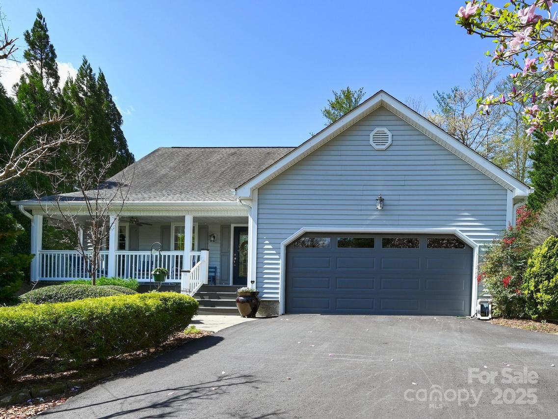 3 Old Applewood Ln., Hendersonville, NC 28739