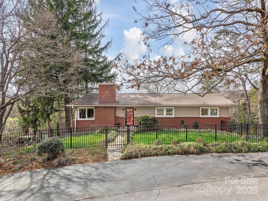 261 White Pine Dr., Asheville, NC 28805