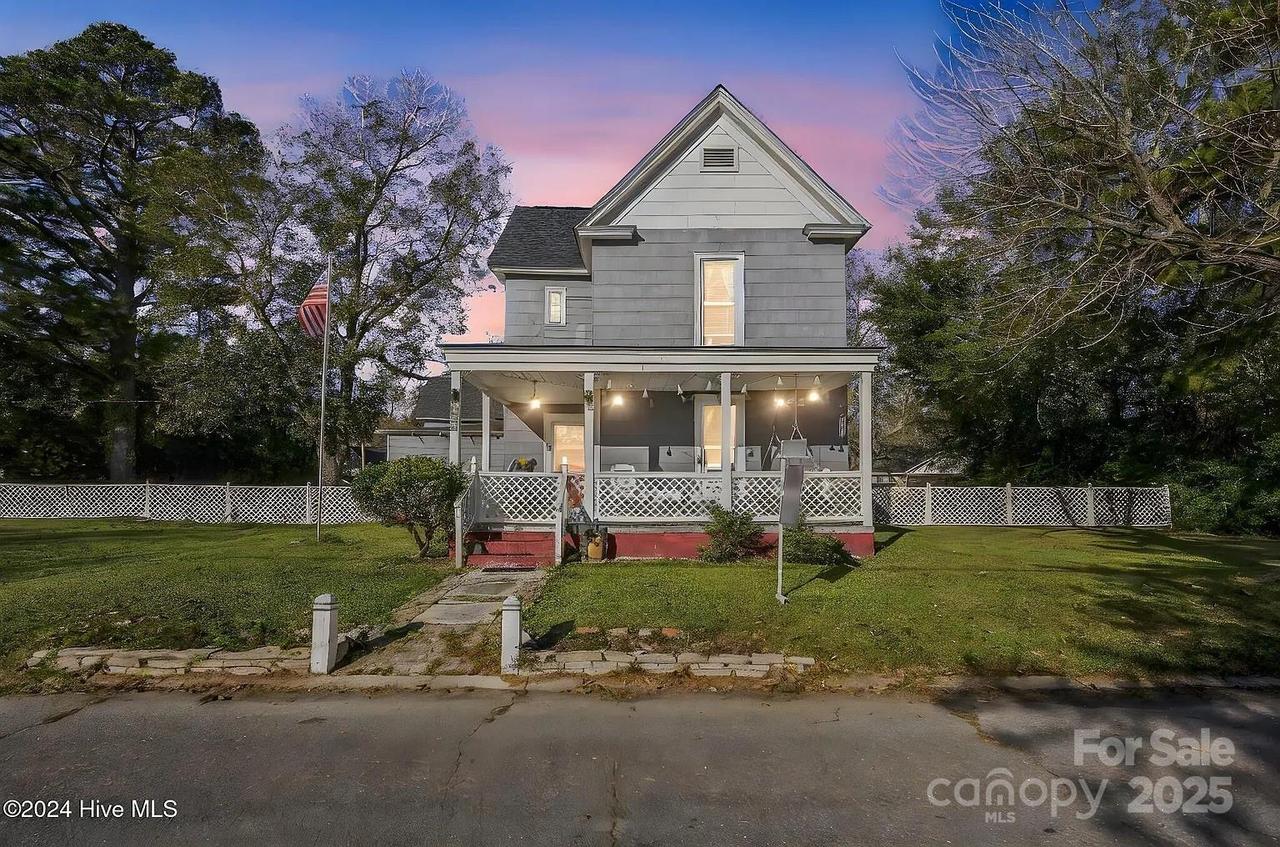 221 Second St., Wallace, NC 28466