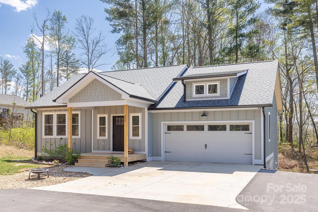 209 Fall Leaves Dr., Fairview, NC 28730