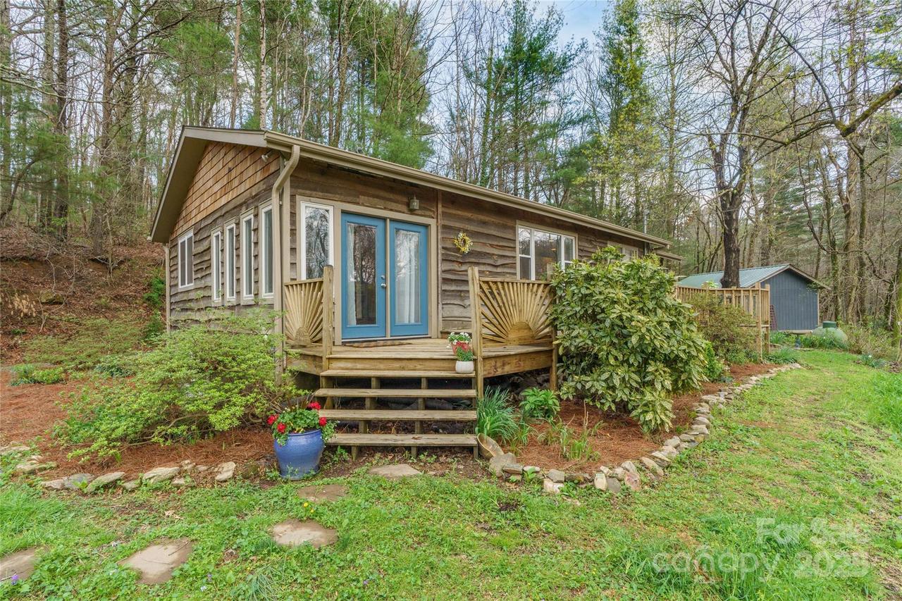 8 Grant Ln., Saluda, NC 28773