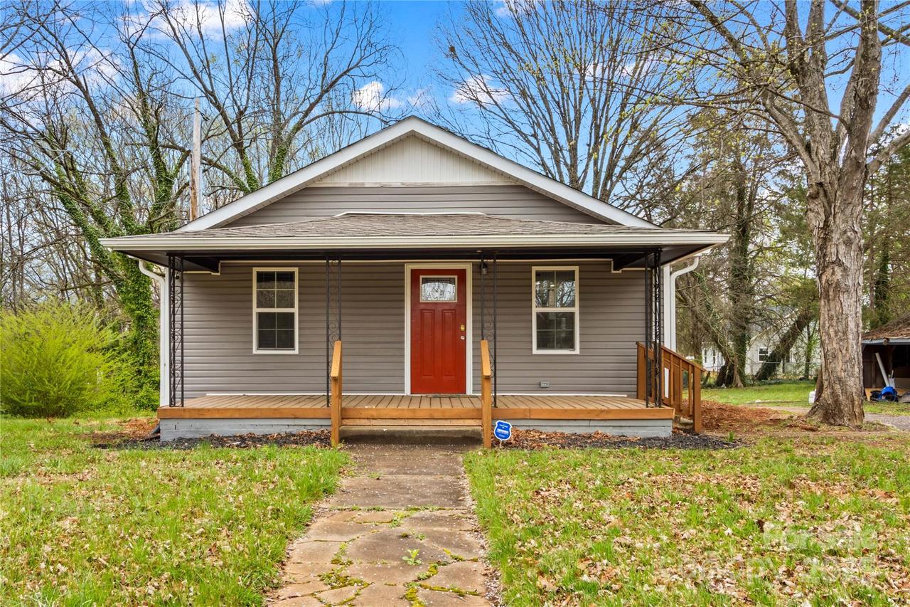 523 Woodlawn Dr., Statesville, NC 28677