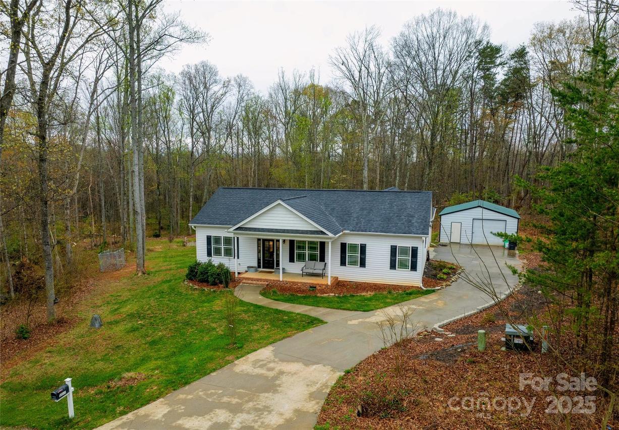 1153 Curtis Ln., Pilot Mountain, NC 27041