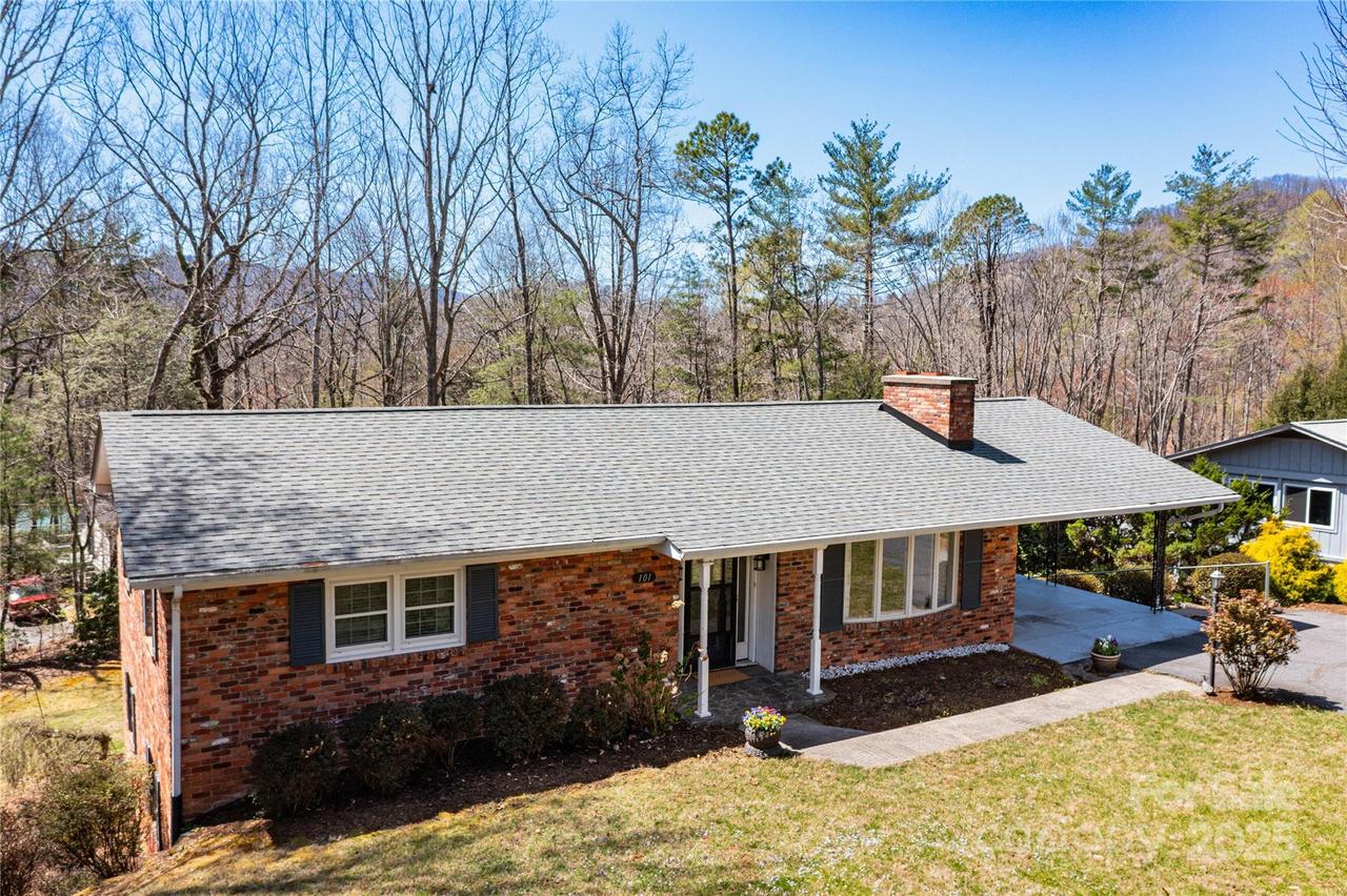 101 Jeanie Ave., Black Mountain, NC 28711