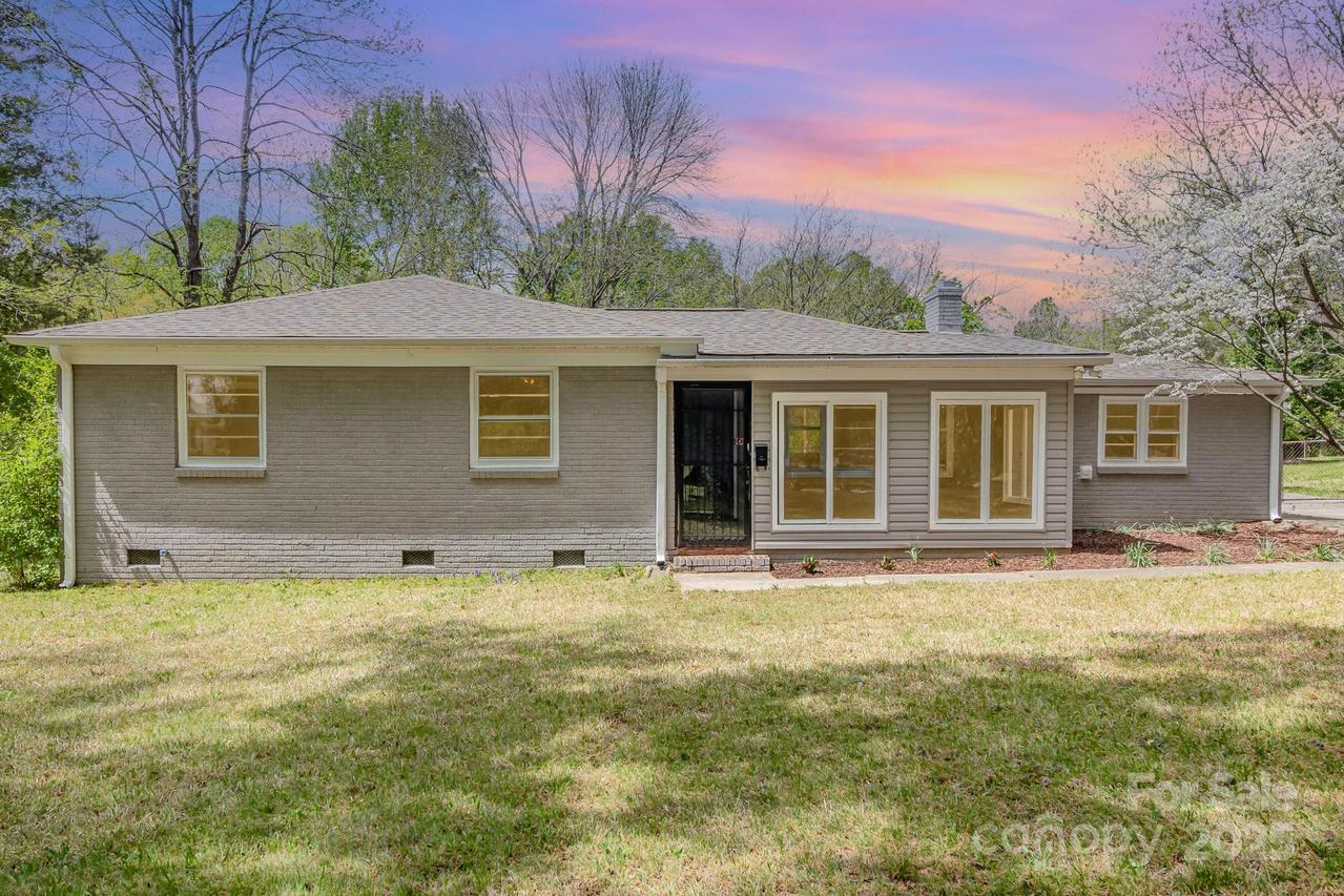 5323 Hilltop Cir., Charlotte, NC 28269