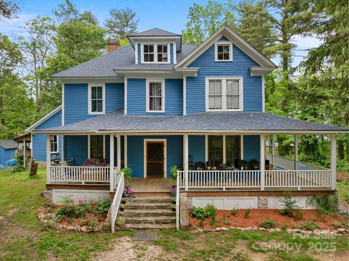 305 Ficker Cir., Hendersonville, NC 28739