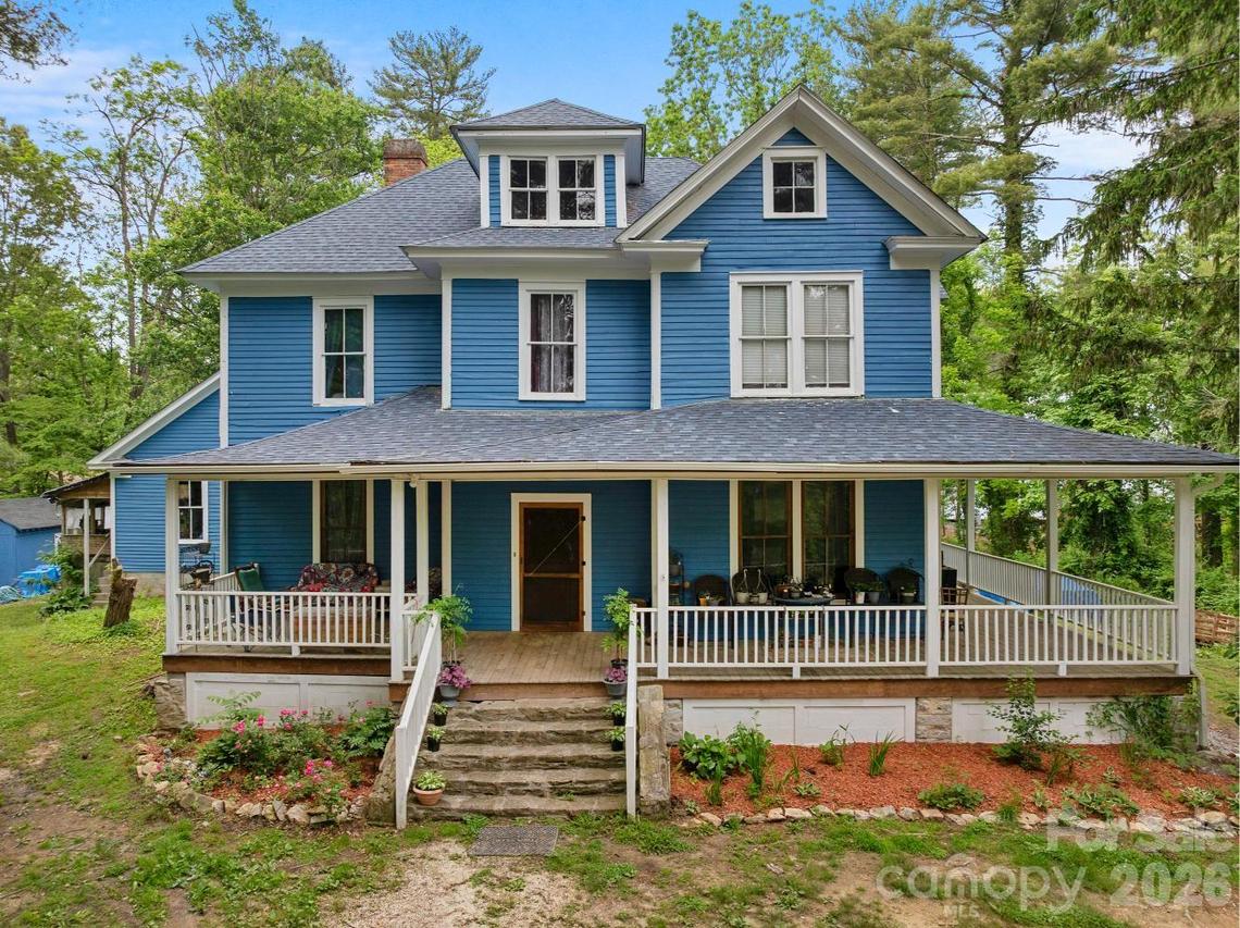 305 Ficker Cir., Hendersonville, NC 28739