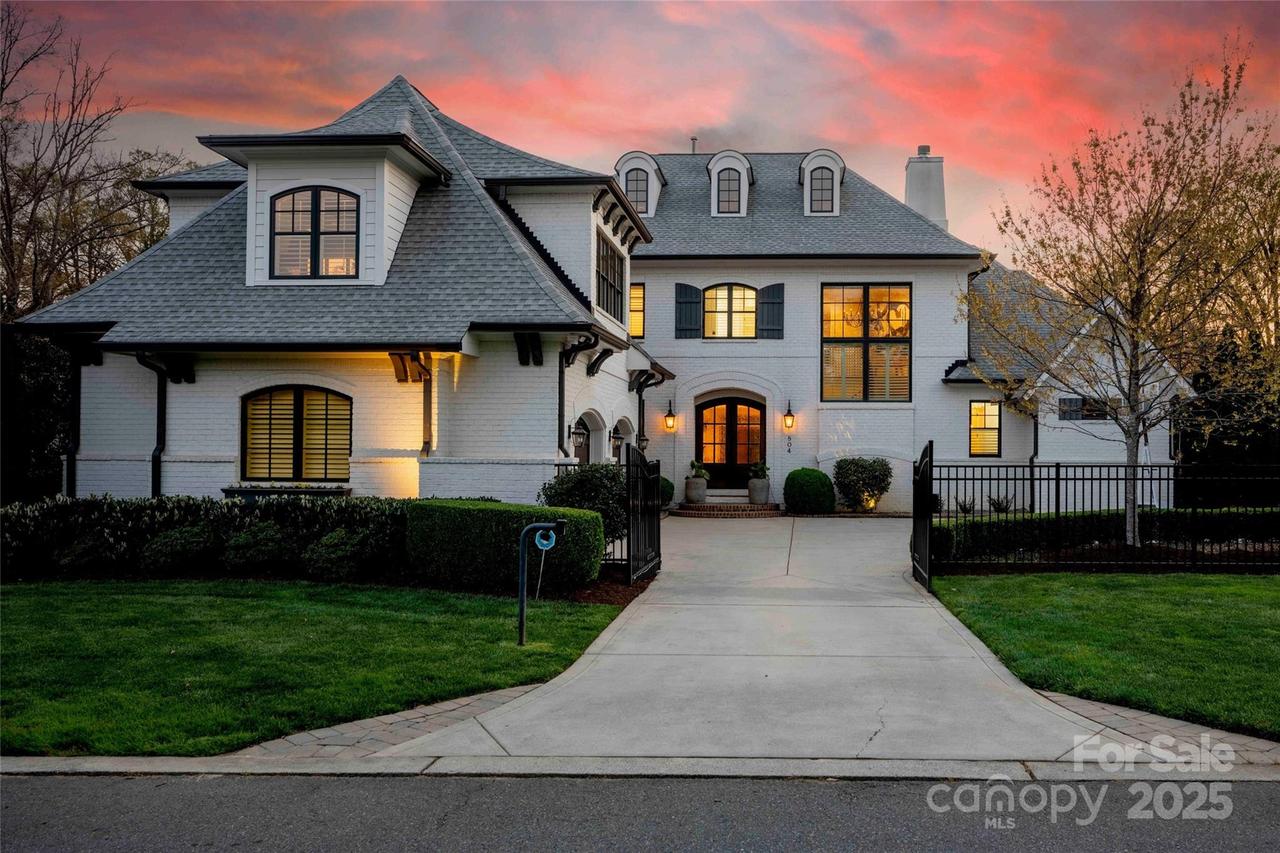 804 Huntington Park Dr., Charlotte, NC 28211