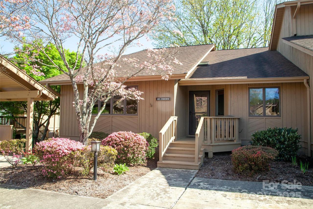 205 Wild Oak Ln., Hendersonville, NC 28791