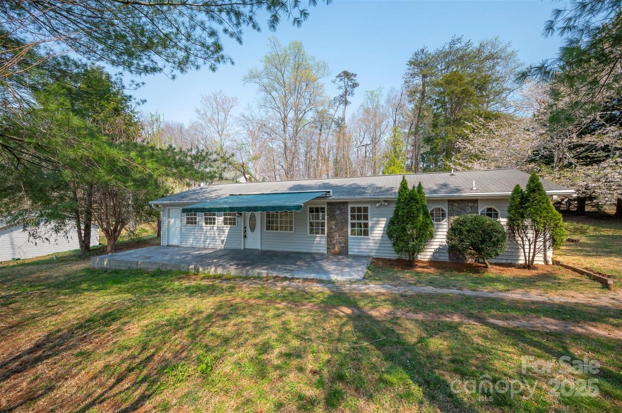 163 Woodland Dr., Columbus, NC 28722