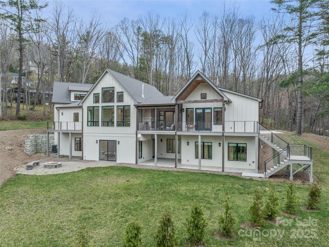 165 Robinhood Rd., Asheville, NC 28804