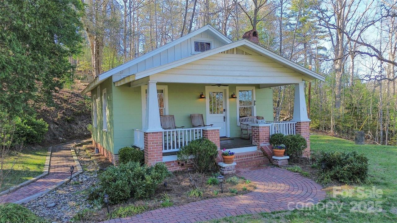 185 Holliday Rd., Horse Shoe, NC 28742