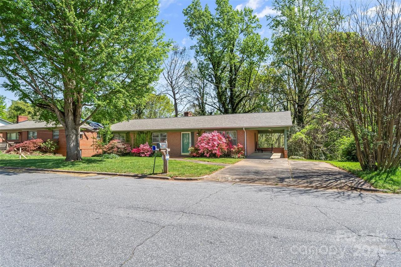 415 Alexander Ave., Morganton, NC 28655