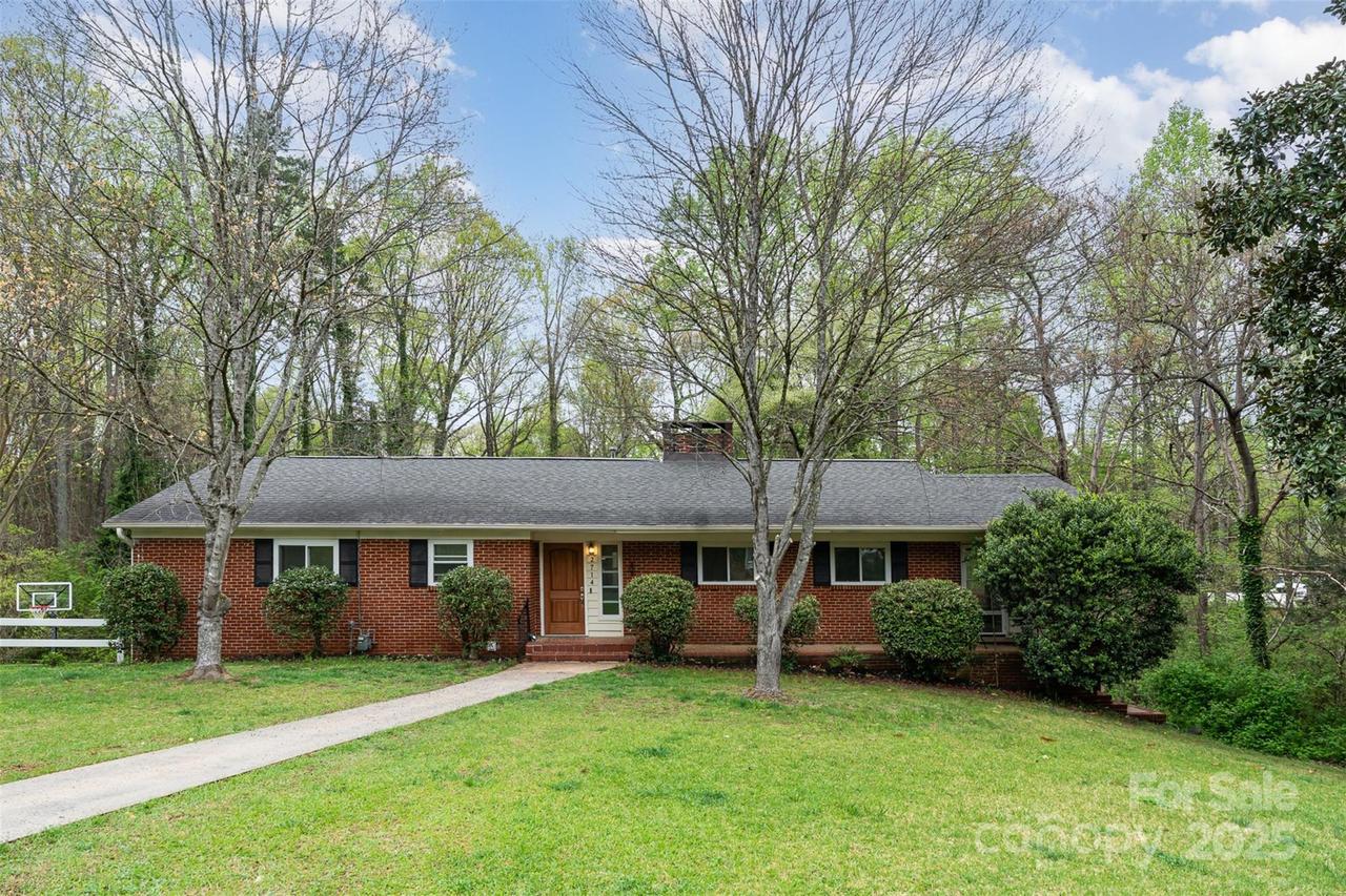 2714 Dogwood Cir., Charlotte, NC 28208
