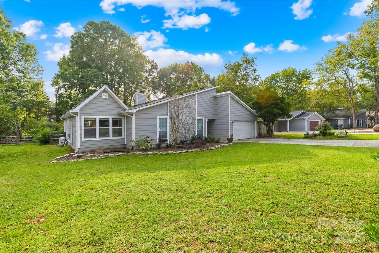 6741 Stillmeadow Dr., Charlotte, NC 28277